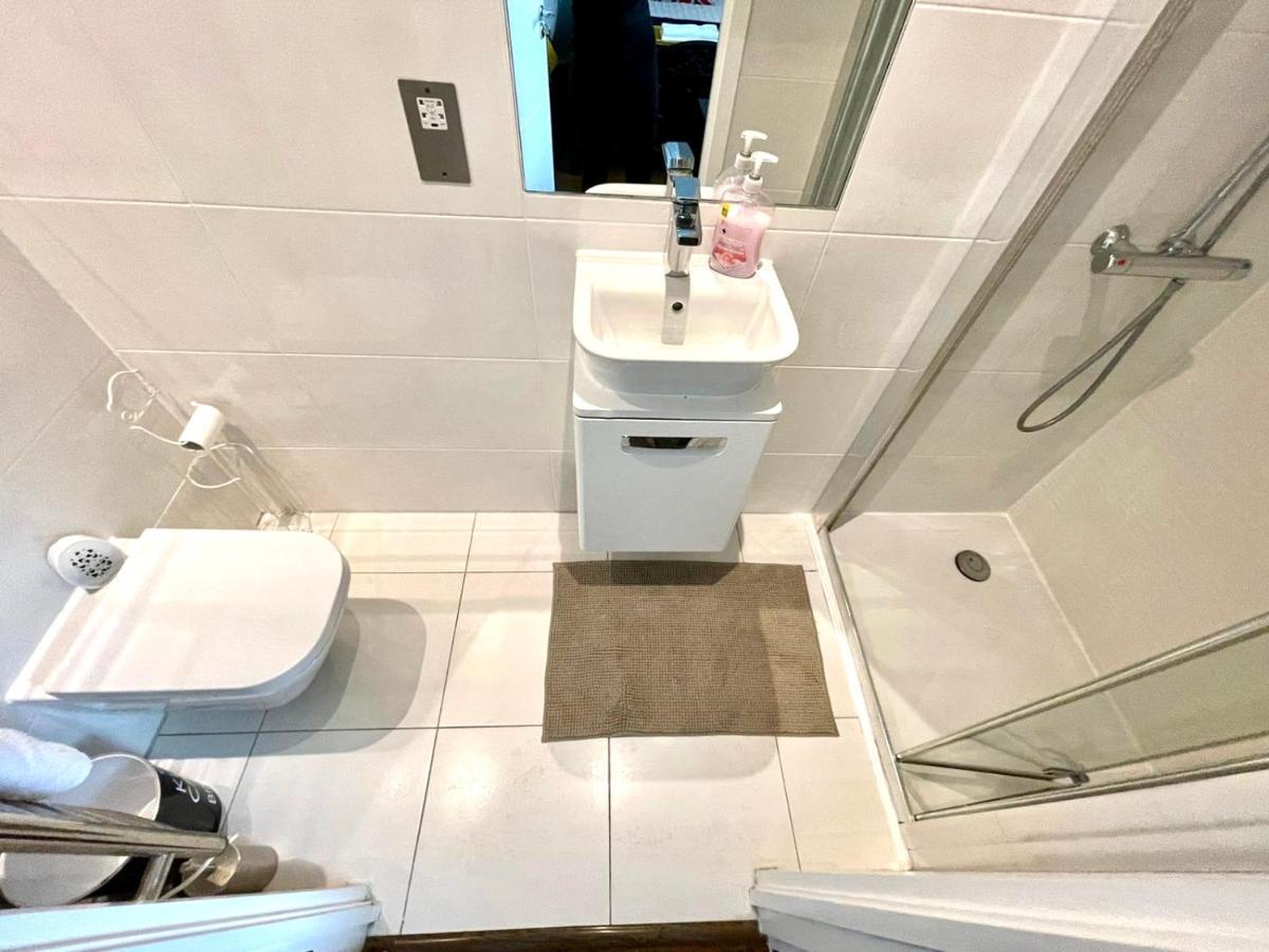London Stratford Luxury House, 5 Minutes Walk Station, Westfield, 3 Bedrooms 3 Bathrooms, Reception, Garden, Parking Dış mekan fotoğraf