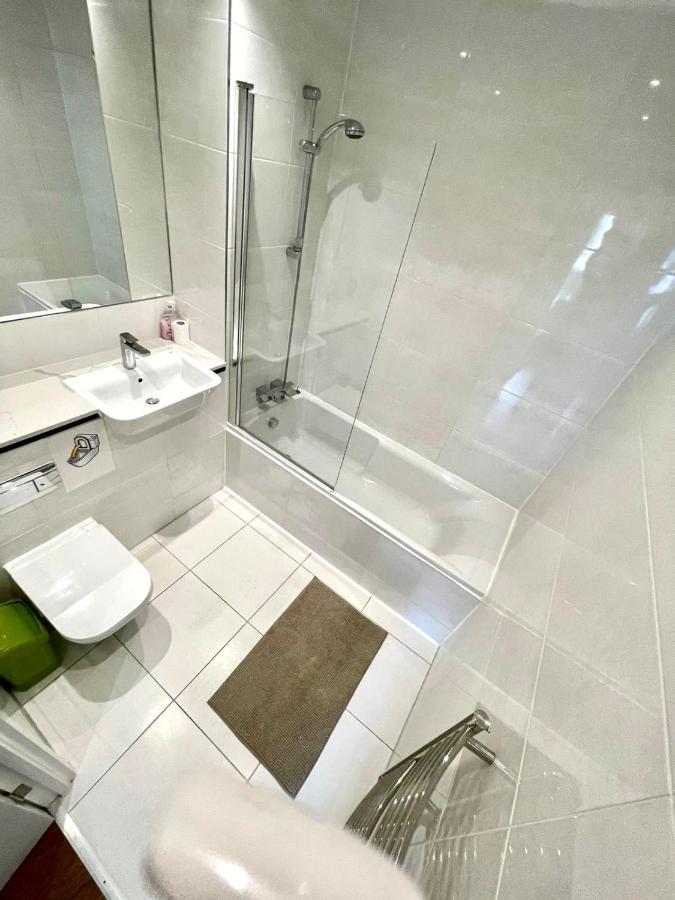 London Stratford Luxury House, 5 Minutes Walk Station, Westfield, 3 Bedrooms 3 Bathrooms, Reception, Garden, Parking Dış mekan fotoğraf