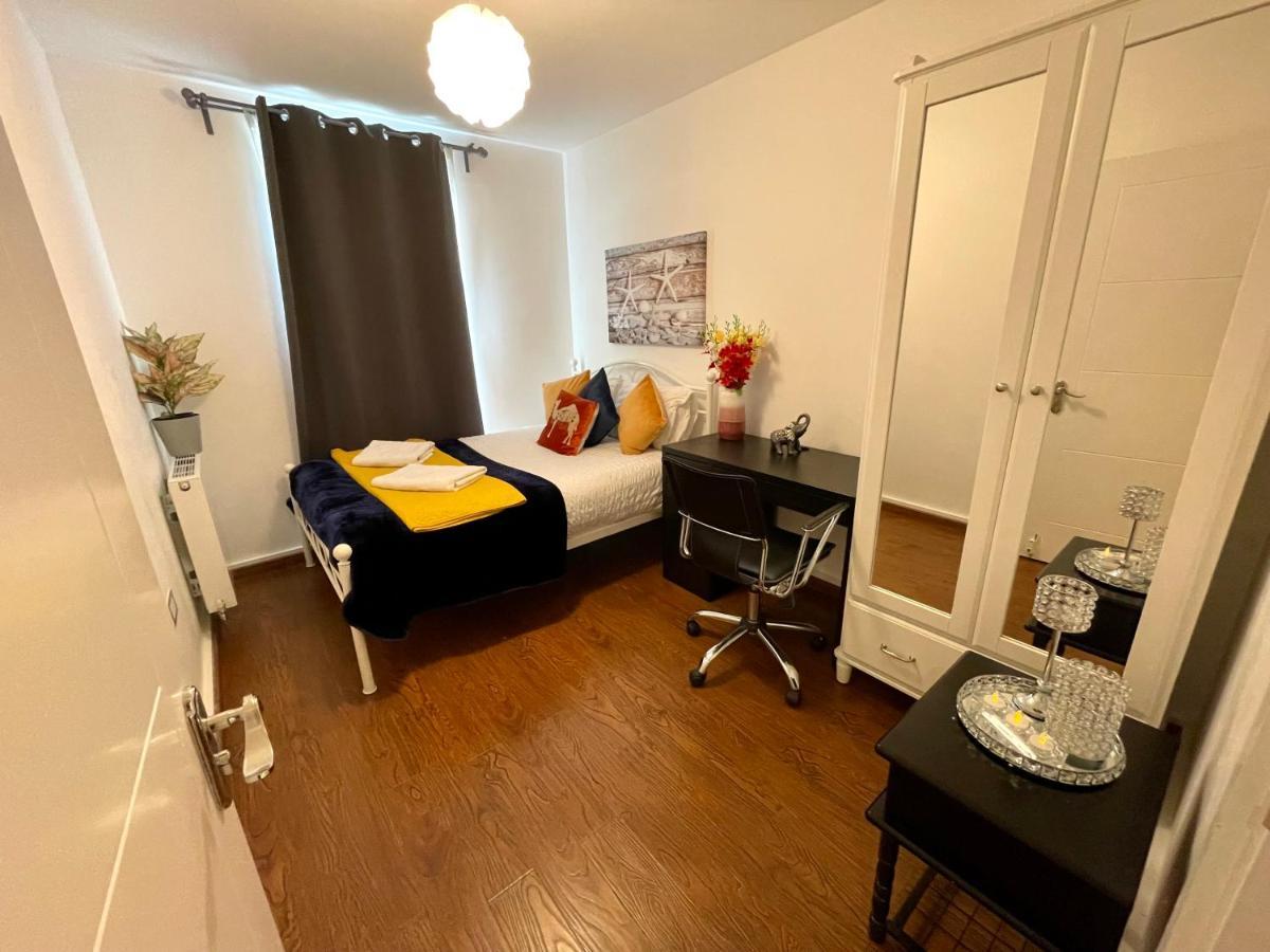 London Stratford Luxury House, 5 Minutes Walk Station, Westfield, 3 Bedrooms 3 Bathrooms, Reception, Garden, Parking Dış mekan fotoğraf