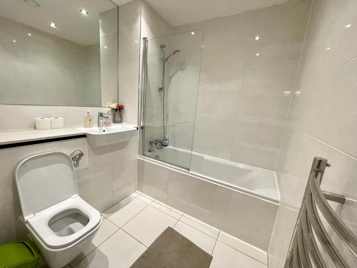 London Stratford Luxury House, 5 Minutes Walk Station, Westfield, 3 Bedrooms 3 Bathrooms, Reception, Garden, Parking Dış mekan fotoğraf
