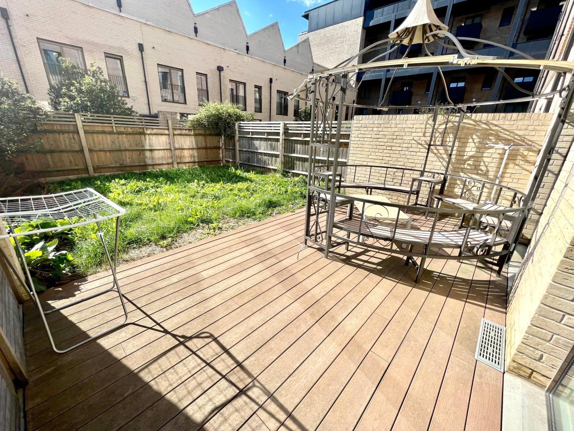 London Stratford Luxury House, 5 Minutes Walk Station, Westfield, 3 Bedrooms 3 Bathrooms, Reception, Garden, Parking Dış mekan fotoğraf
